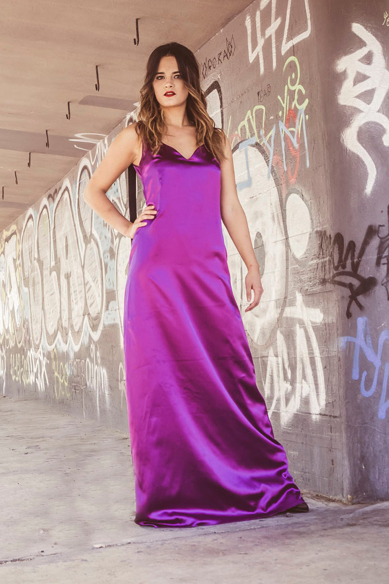 Vestido largo de satén morado, vestido largo con escote corazón, vestido largo de tirantes con espalda en uve