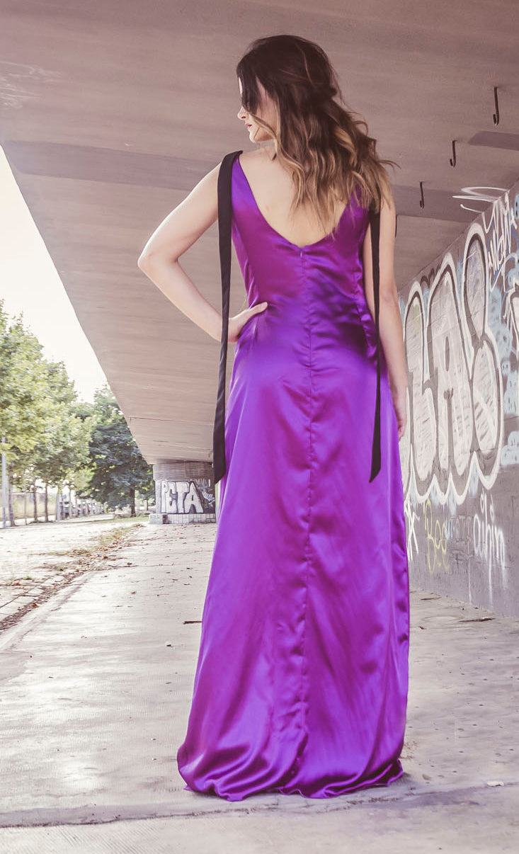 Vestido largo de sat n morado vestido largo con escote coraz n